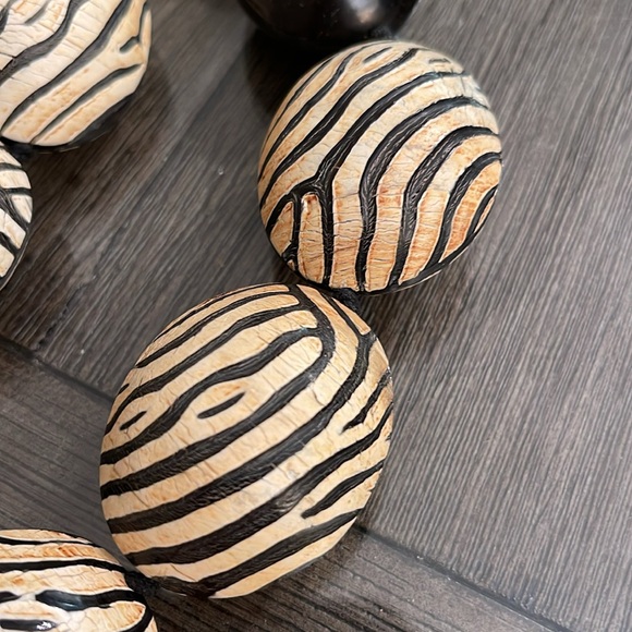 Boutique Style Manouk Large Seed Pod Necklace Zebra Strips Asymmetrical Design - Picture 3 of 16